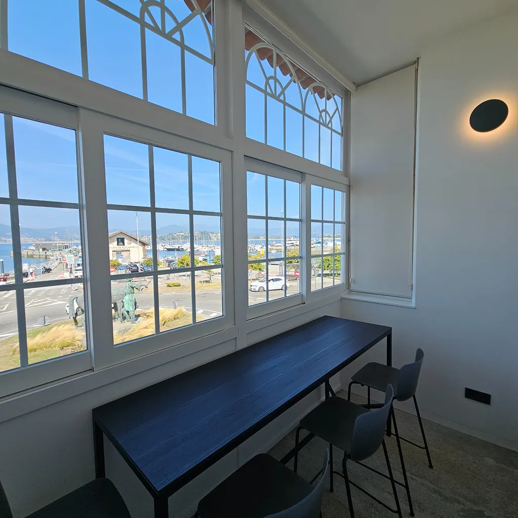 Galería acristalada del Estudio 24 con vistas al mar de Baiona